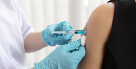 Especialistas defendem prioridade à vacinação de adultos e crianças de risco
